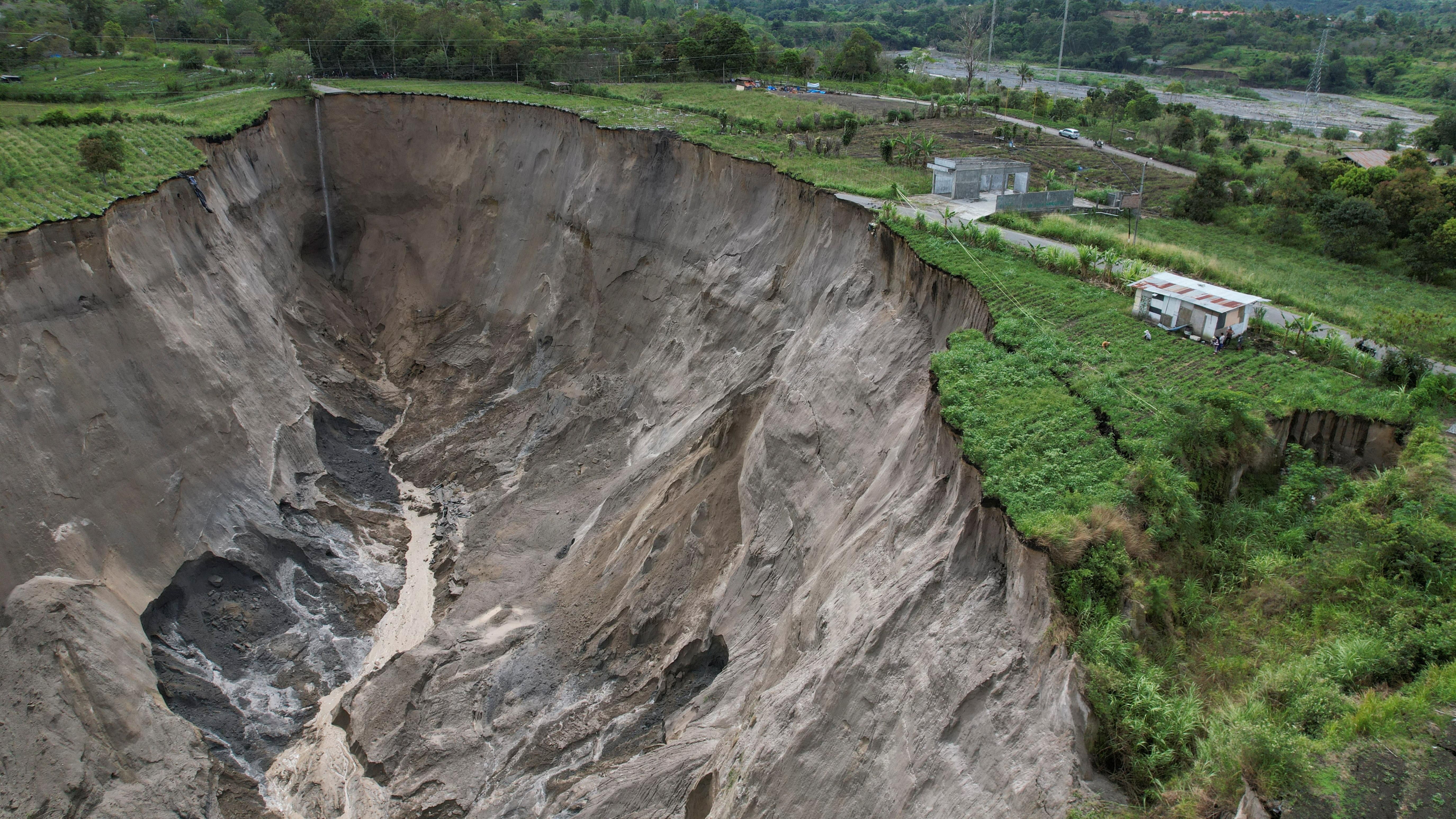 Huge sinkhole appears in Indonesia - BBC Newsround