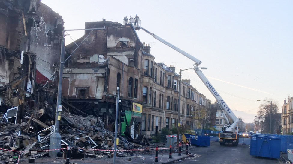 Body of man found after Pollokshields tenement fire - BBC News