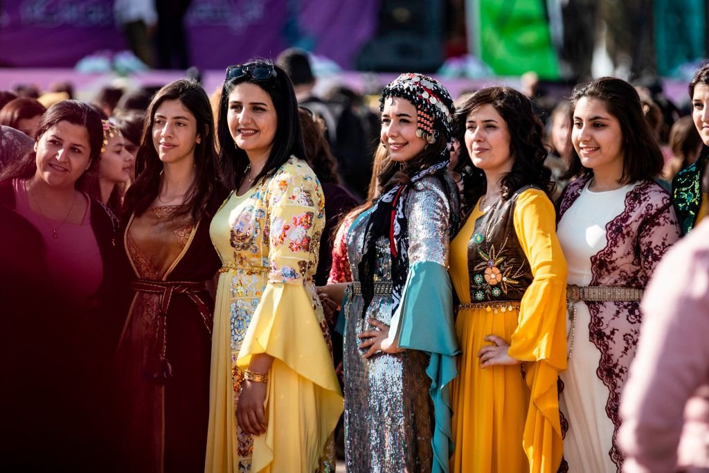 فتيات كرديات بالزي الكردي الفلكلوري