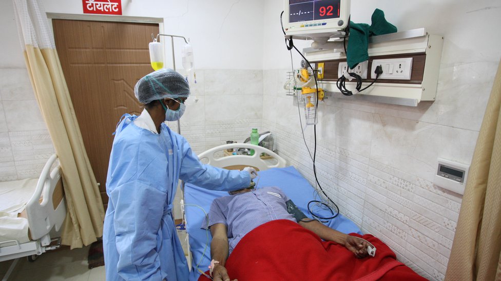 Врач осматривает пациента в частной больнице во время карантина, введенного правительством в качестве превентивной меры против коронавируса COVID-19, во Всемирный день здоровья в Аллахабаде, Индия, 7 апреля 2020 года.