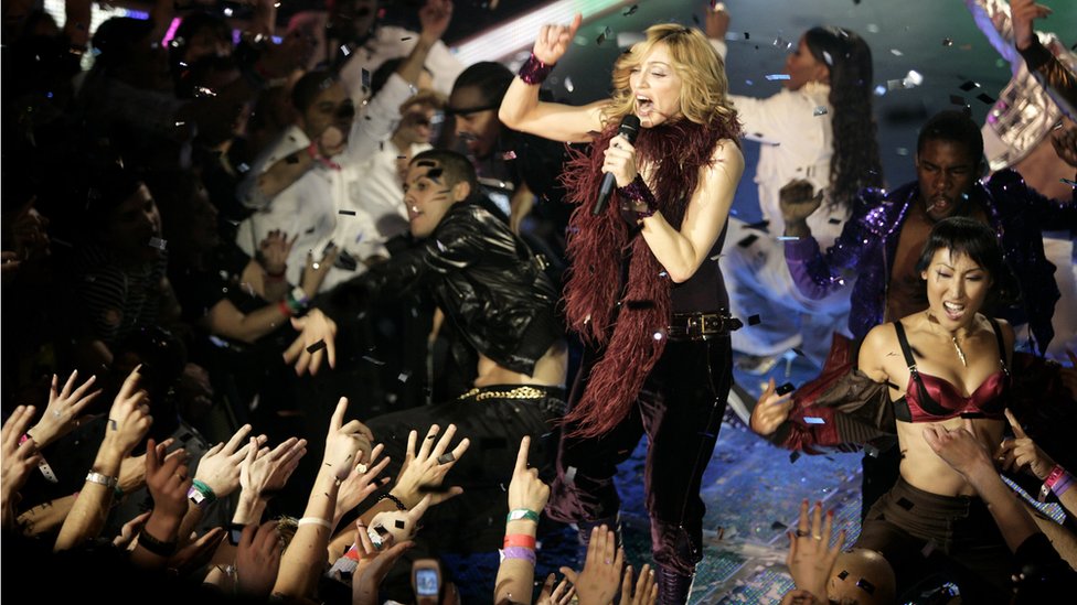 Мадонна выступает в Коко