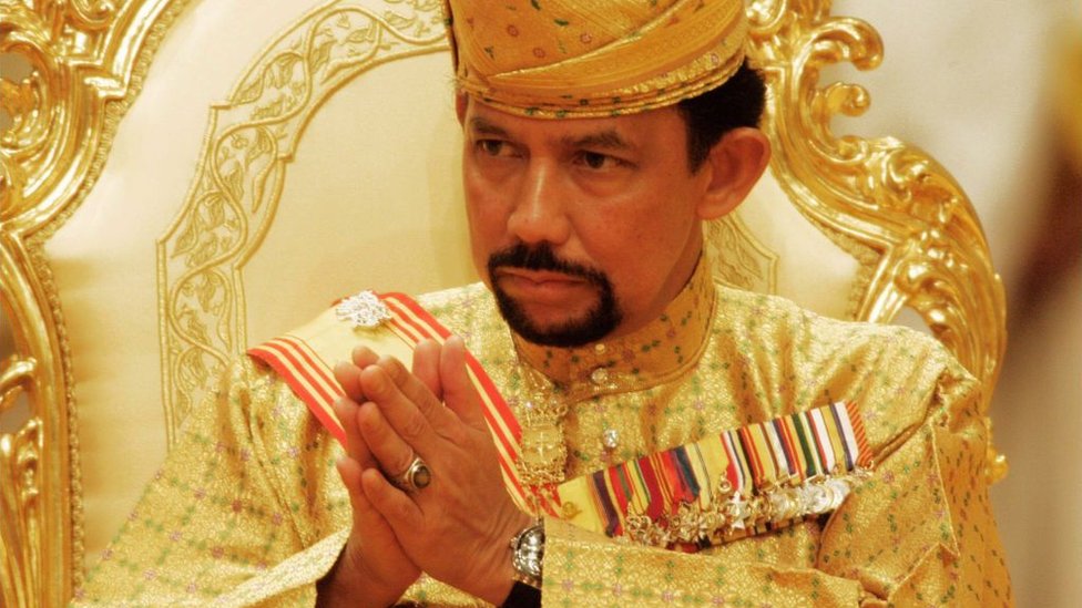 El sultán de Brunéi en la cámara del trono