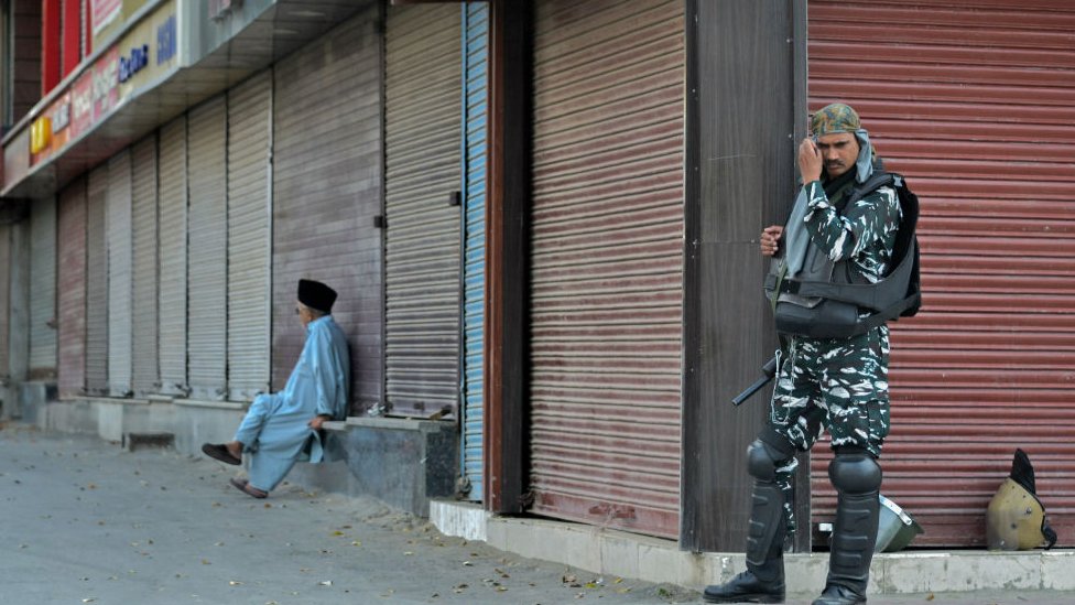 Военизированный солдат стоит на страже во время отключения в Сринагаре. Кашмирская долина остается закрытой в течение 55 дней подряд после отмены статьи 370 центральным правительством, предоставляющей особый статус Джамму и Кашмиру