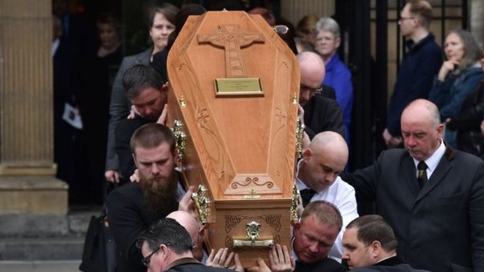 Сотни скорбящих присутствовали на похоронах Лайры Макки в соборе Святой Анны в Белфасте
