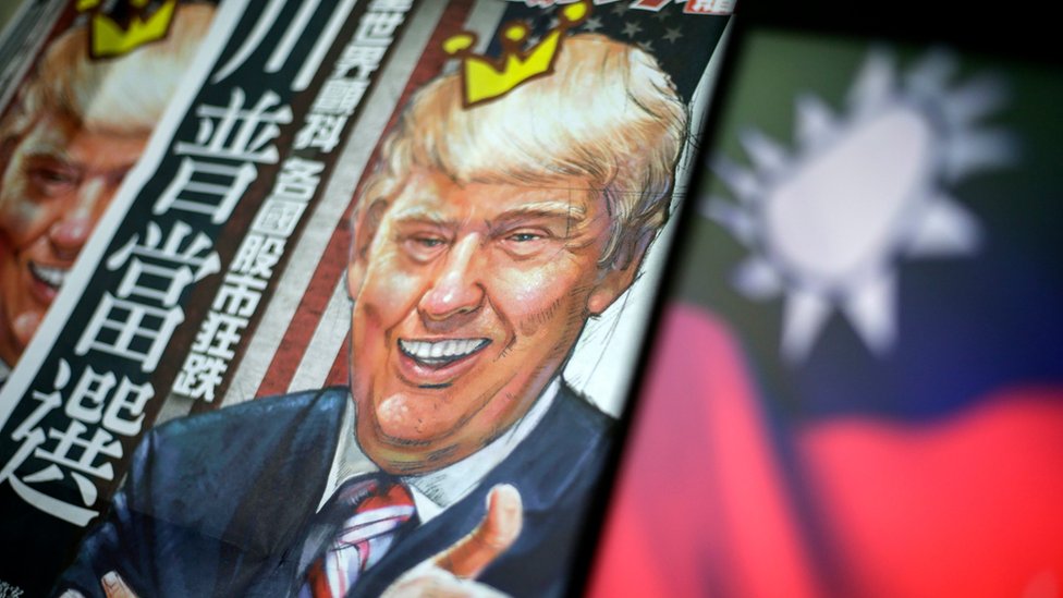 Заголовок газеты с изображением избранного президента США Дональда Трампа рядом с флагом Тайваня в Тайбэе, Тайвань, 12 декабря 2016 г.