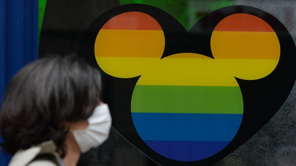 Imagen de un logo de disney con la bandera LGBTT
