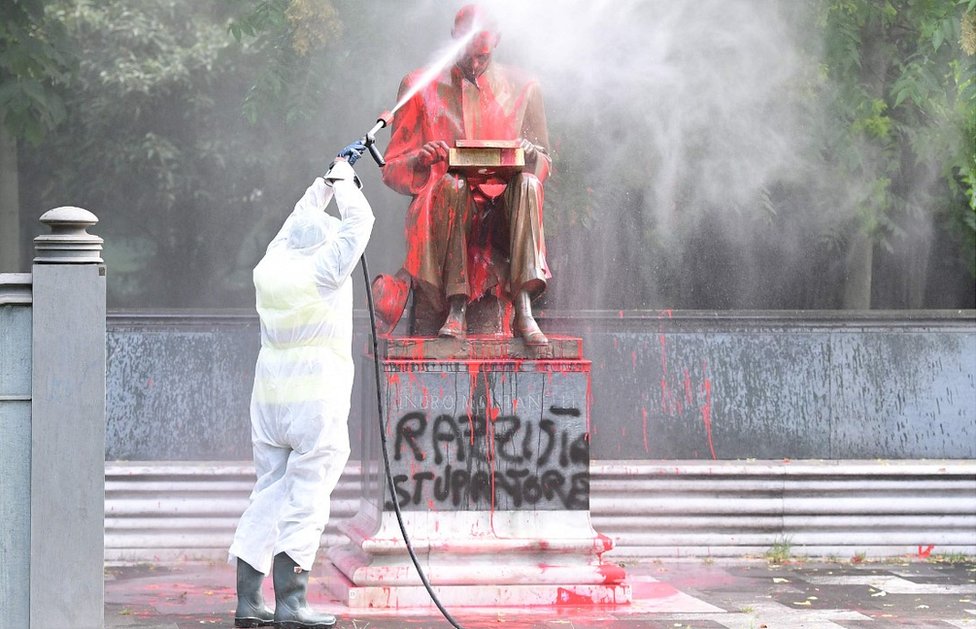 Разрушенную статую Индро Монтанелли убирают в Милане, 14 июня 20