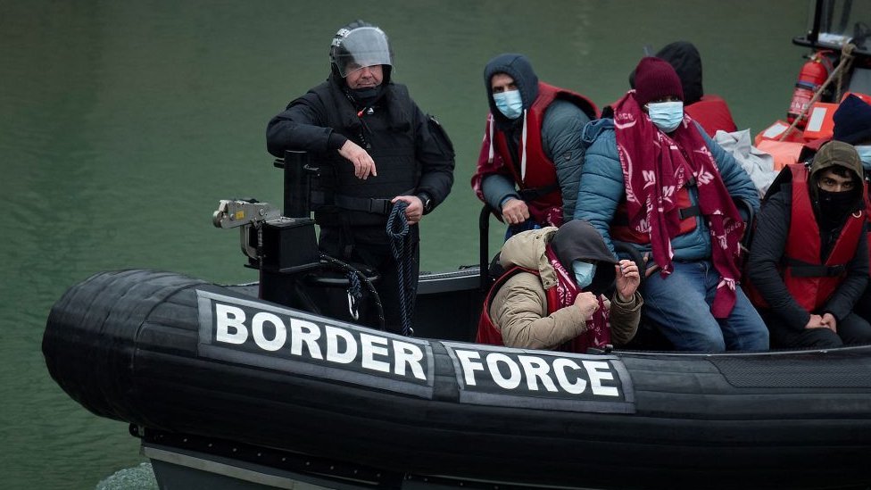 Patrilla de la fuerza fronteriza británica lleva migrantes rescatados en el mar.