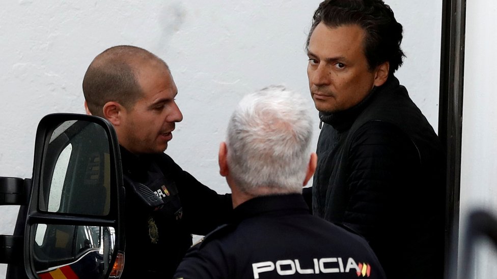 Бывшего исполнительного директора государственной нефтяной компании Мексики Pemex Эмилио Лозойя сопровождают испанские полицейские, когда он покидает суд в Марбелье, Испания, 13 февраля 2020 г.