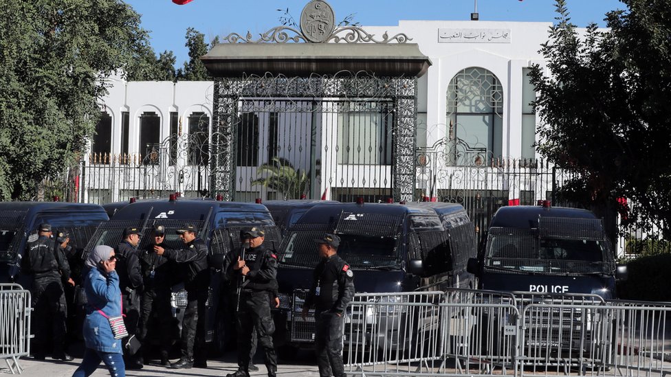 البرلمان التونسي: ما مدى شرعيته في ظل رفض المعارضة؟ 1 قوات الأمن التونسية تضع حواجز أمام مبنى البرلمان