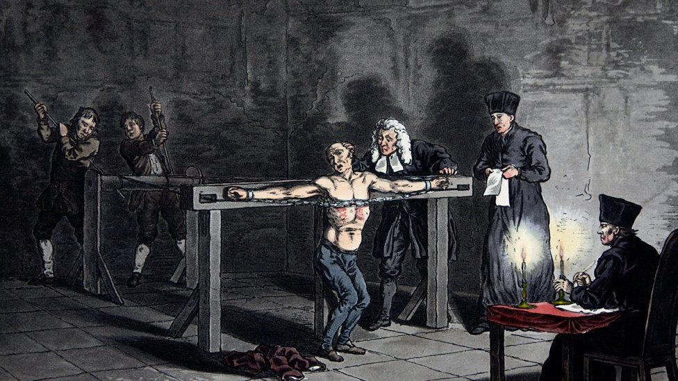 Hombre siendo torturado en la Inquisición