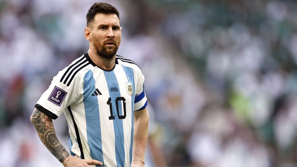 Lionel Messi, desconcertado, durante el partido conntra la selección de Arabia Saudita