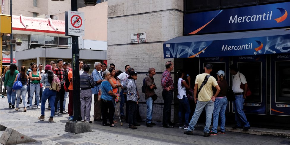 Filas en bancos de Venezuela.