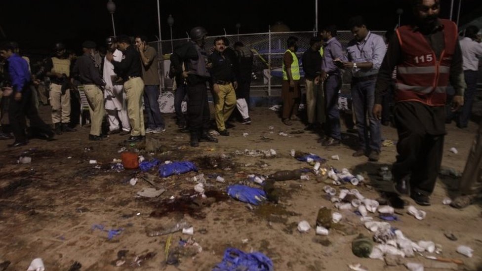 Должностные лица осматривают место нападения в Лахоре