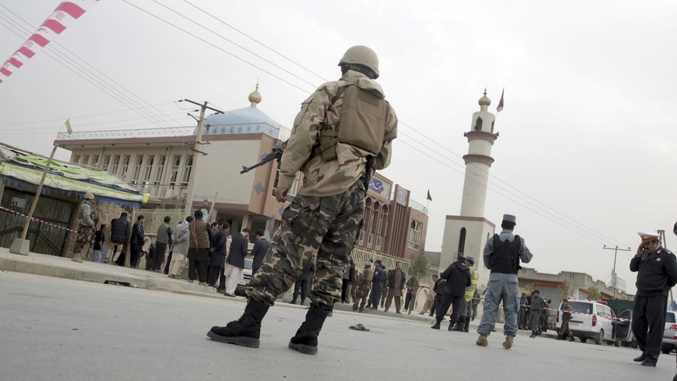 Афганские силы безопасности и мирные жители ходят вокруг шиитской мечети Бакир-уль-Улом после теракта внутри нее в Кабуле, Афганистан, 21 ноября 2016 г.