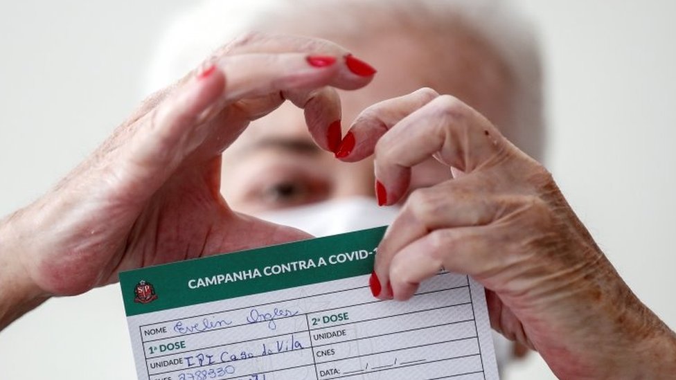 Mulher vacinada em São Paulo contra a covid-19
