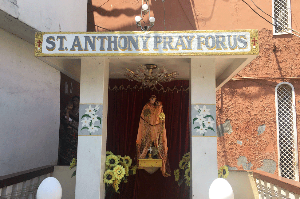 Вывеска у церкви Святого Антония гласит: «Святой Антоний молится о нас»