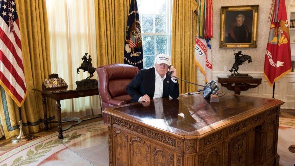 Donald Trump Oval ofisteki döşeme, perde ve halıları kaldırtıp altın rengini hakim kılmıştı