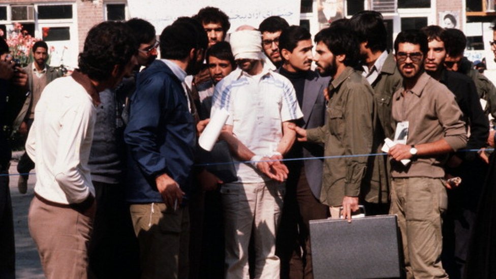 İranlı öğrenciler arasında elleri bağlı halde görülen Amerikalı bir diplomat