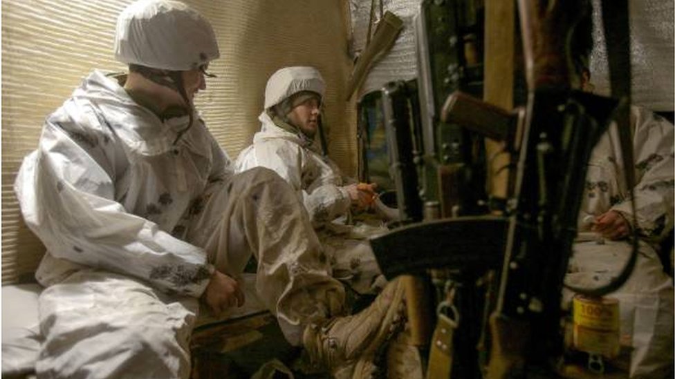 روسيا وأوكرانيا: موسكو تدين القرار الأمريكي بإرسال المزيد من القوات إلى أوروبا 1 جنديان أوكرانيان يرابطان عند خطوط المواجهة في شرقي أوكرانيا.