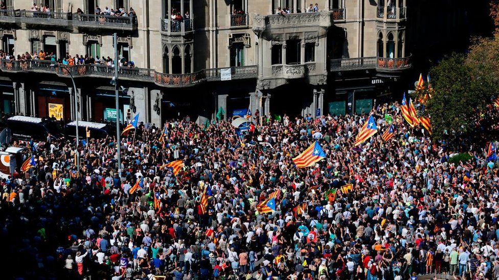 Cientos de personas protestan en las calles de Cataluña exigiendo poder votar sobre su independencia. Gente protestando por las calles de Cataluña.