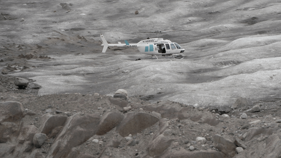 Helikopter leti iznad glečera Sermilik