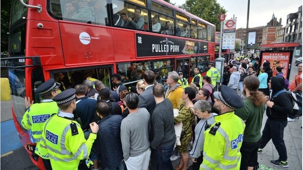 Люди пытаются сесть в автобус в Стратфорде