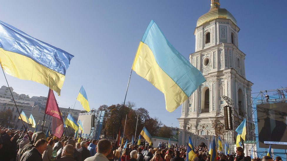 Ukraine Orthodox priests establish independent Church - BBC News