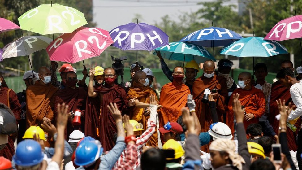 2021年走上街頭反對政變的抗議者中也包括僧侶。