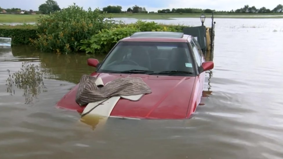 Автомобиль в паводковой воде