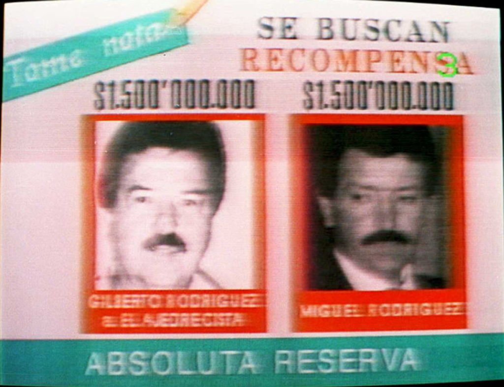 Carteles ofreciendo recompensas por el arresto de los hermanos Rodríguez Orejuela