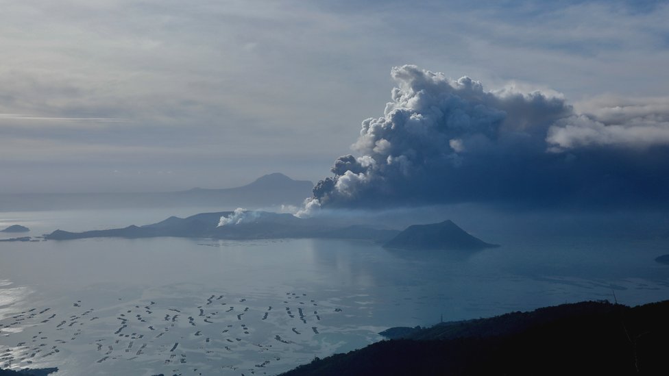 Вид на извергающийся вулкан Таал из Тагайтая