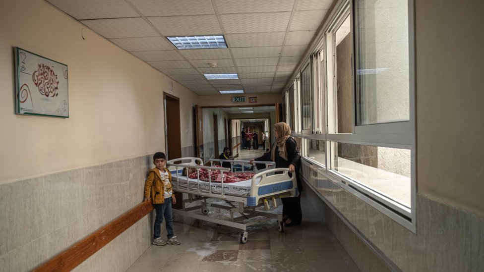 Niño herido durante un ataque de Israel en un hospital en Gaza.