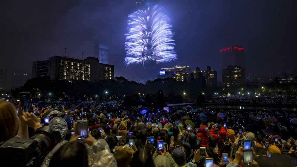 Tayvan'ın ünlü Taipei 101 gökdeleninden çıkan renkli alevler, çevredekiler tarafından cep telefonlarıyla ölümsüzleştirildi.