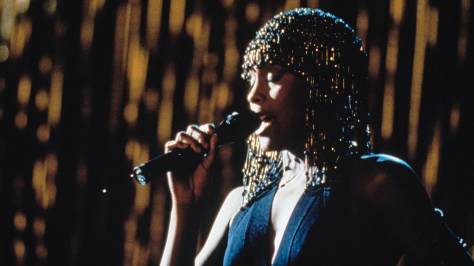 La cantante y actriz estadounidense Whitney Houston (1963 - 2012) protagoniza la película 'El Guardaespalda', 1992.