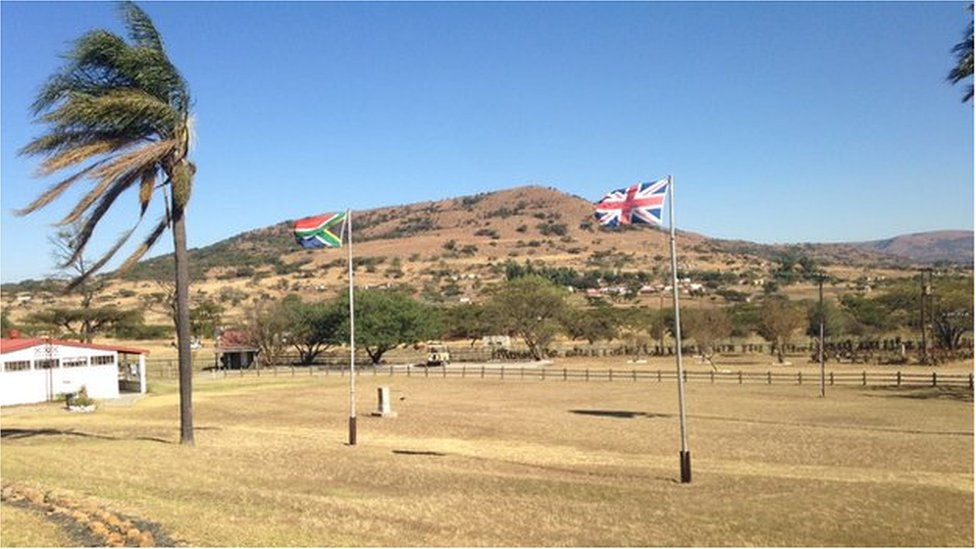 Южноафриканский флаг рядом с британским флагом в Рорк Дрифт