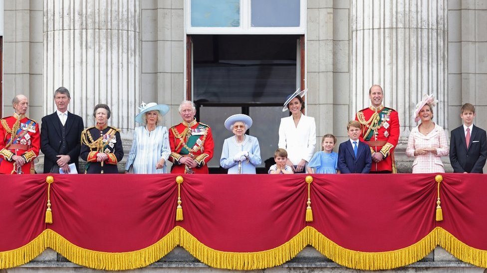 Buckingham Palace balcony guessing game goes on