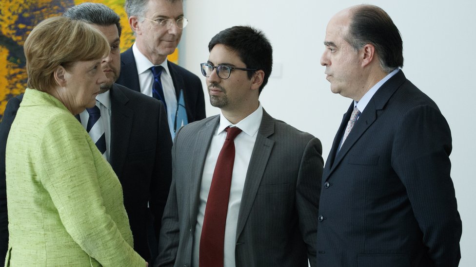 La oposición venezolana apuesta por buscar apoyo internacional para encontrar una salida a la crisis. Angela Merkel, Freddy Guevara y Julio Borges.