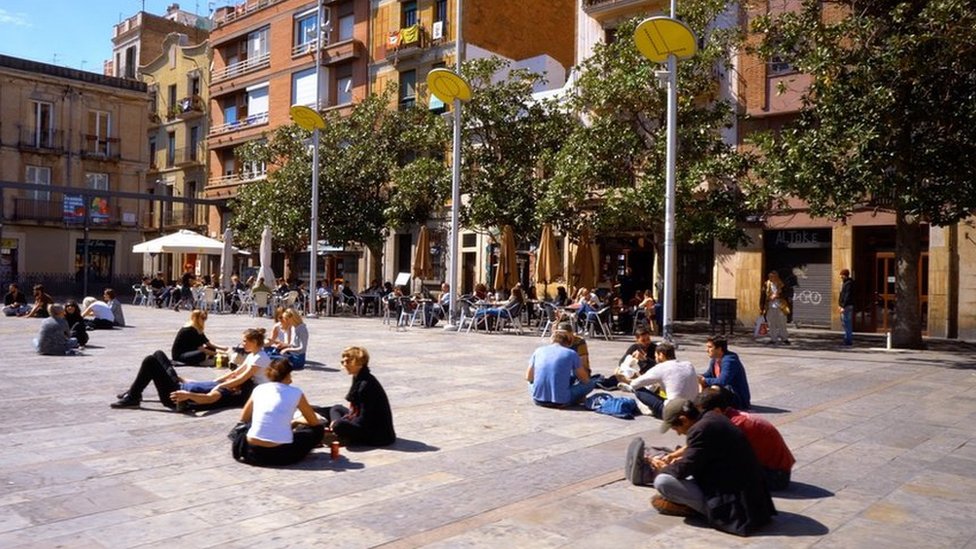 Tomorrow's Cities: How Barcelona shushed noise-makers with sensors - BBC  News