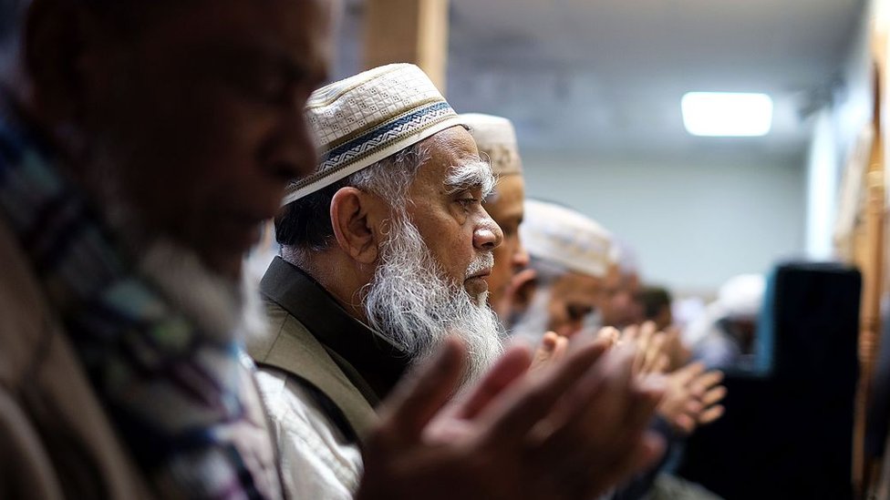Hombres musulmanes rezando en una mezquita en Hamtramck, en Michigan.
