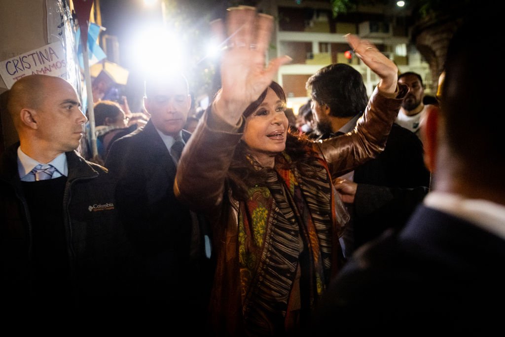 La vicepresidenta de Argentina, Cristina Fernández de Kirchner, cuando se acercó a saludar a una multitud el jueves cerca de su residencia.