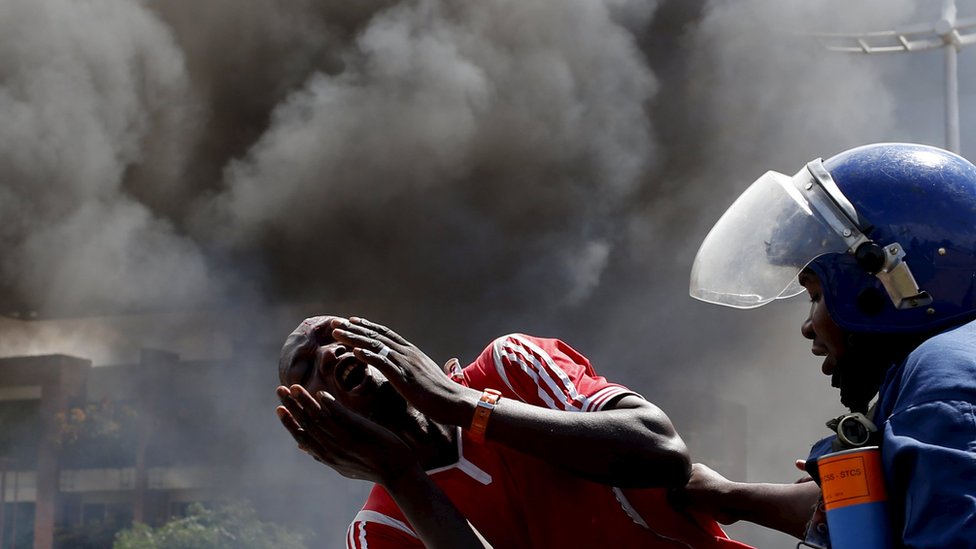 Протестующий плачет, когда его задержали во время акции протеста в Бурунди. Фото файла