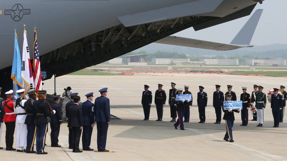 Entrega de cuerpos de soldados estadounidenses en la base estadounidense de Osan, Corea del Sur.