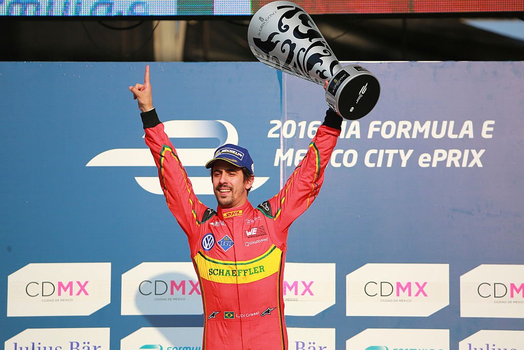 Un corredor de Fórmula E levanta su trofeo
