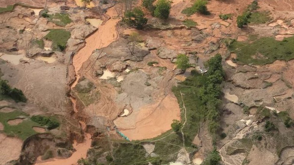 Fotografía satelital del impacto medioambiental de la extracción ilegal de oro en Colombia.