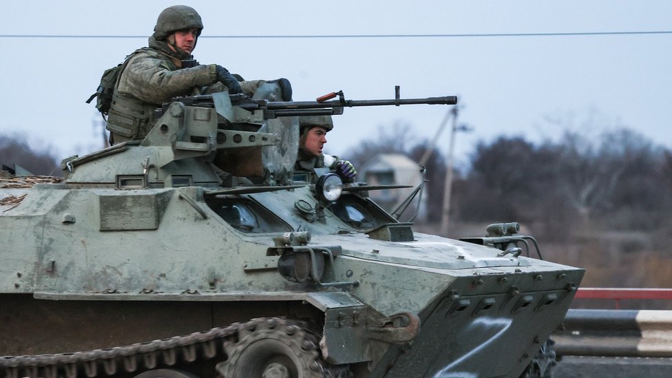 دبابة روسية تتحرك باتجاه الحدود مع أوكرانيا