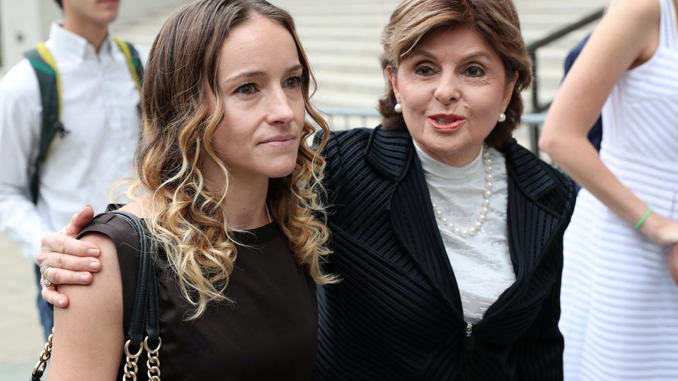 La célebre abogada Gloria Allred acompaña a una de las presuntas víctimas de Jeffrey Epstein al tribunal en Nueva York