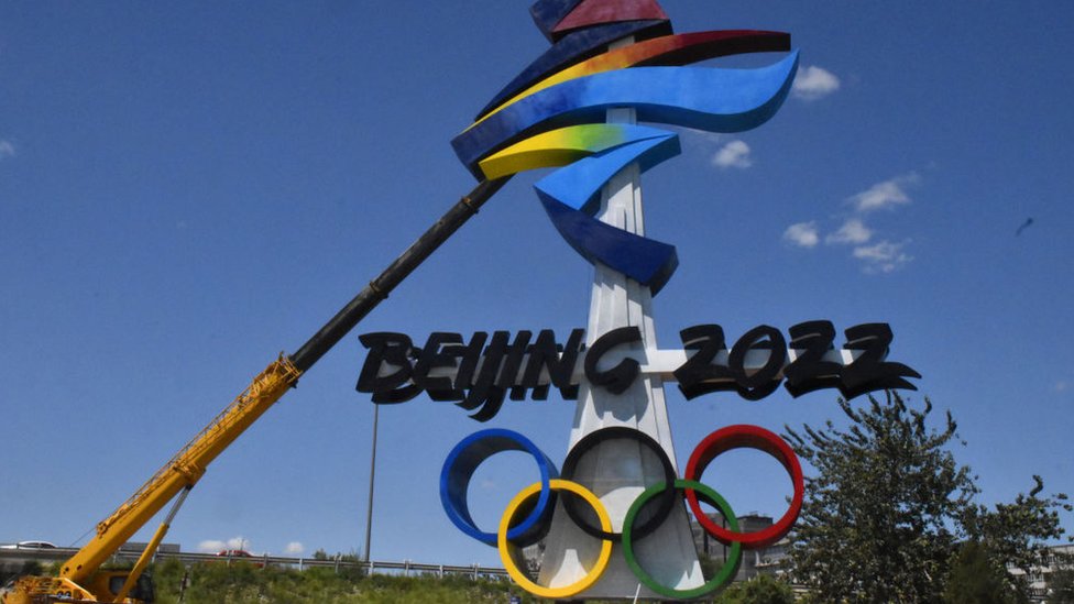 北京石景山區正在安裝北京2022年冬奧會會徽