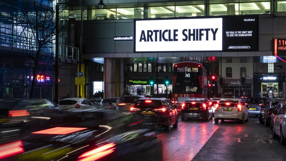 Рекламный щит в Холборне гласит: «Article Shifty» - пьеса по статье 50