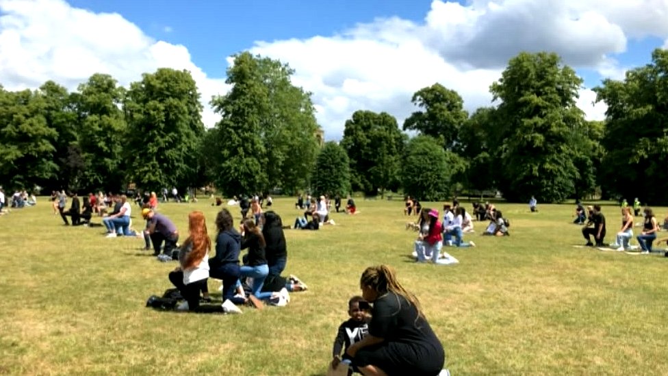 Протестующие в Глостер-парке «встают на колени» перед Джорджем Флойдом